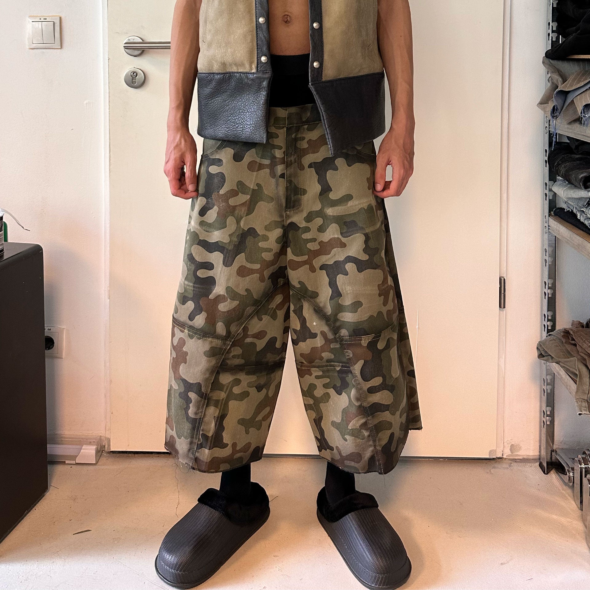 CAMO CARGO SHORTS + BELT